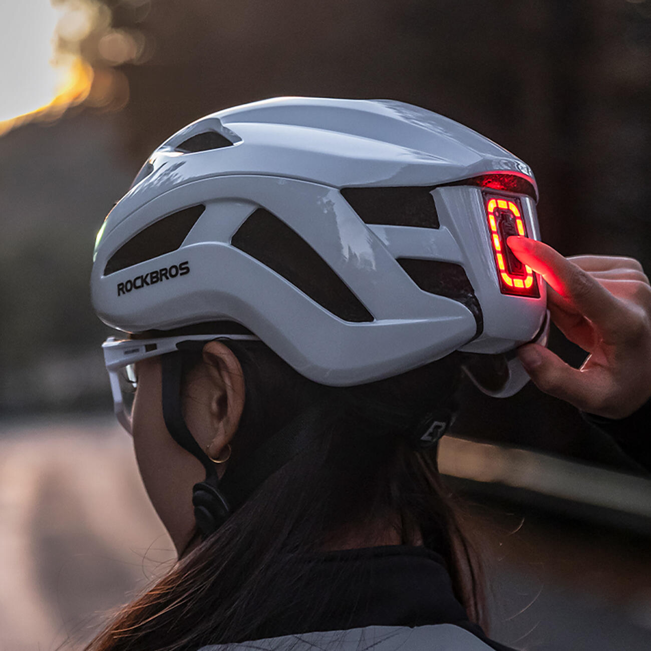 Casco da bici Rockbros con illuminazione multidirezionale integrata 6/7