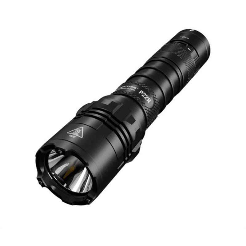 La lampe torche NiteCore P22R est une lampe torche tactique 1800 lumens noire.