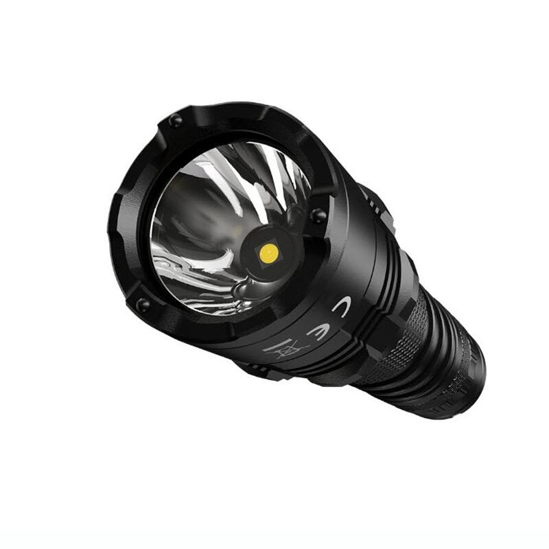 La lampe torche NiteCore P22R est une lampe torche tactique 1800 lumens noire.