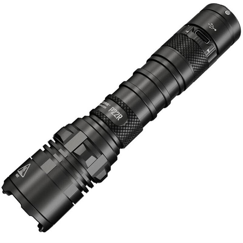 La lampe torche NiteCore P22R est une lampe torche tactique 1800 lumens noire.