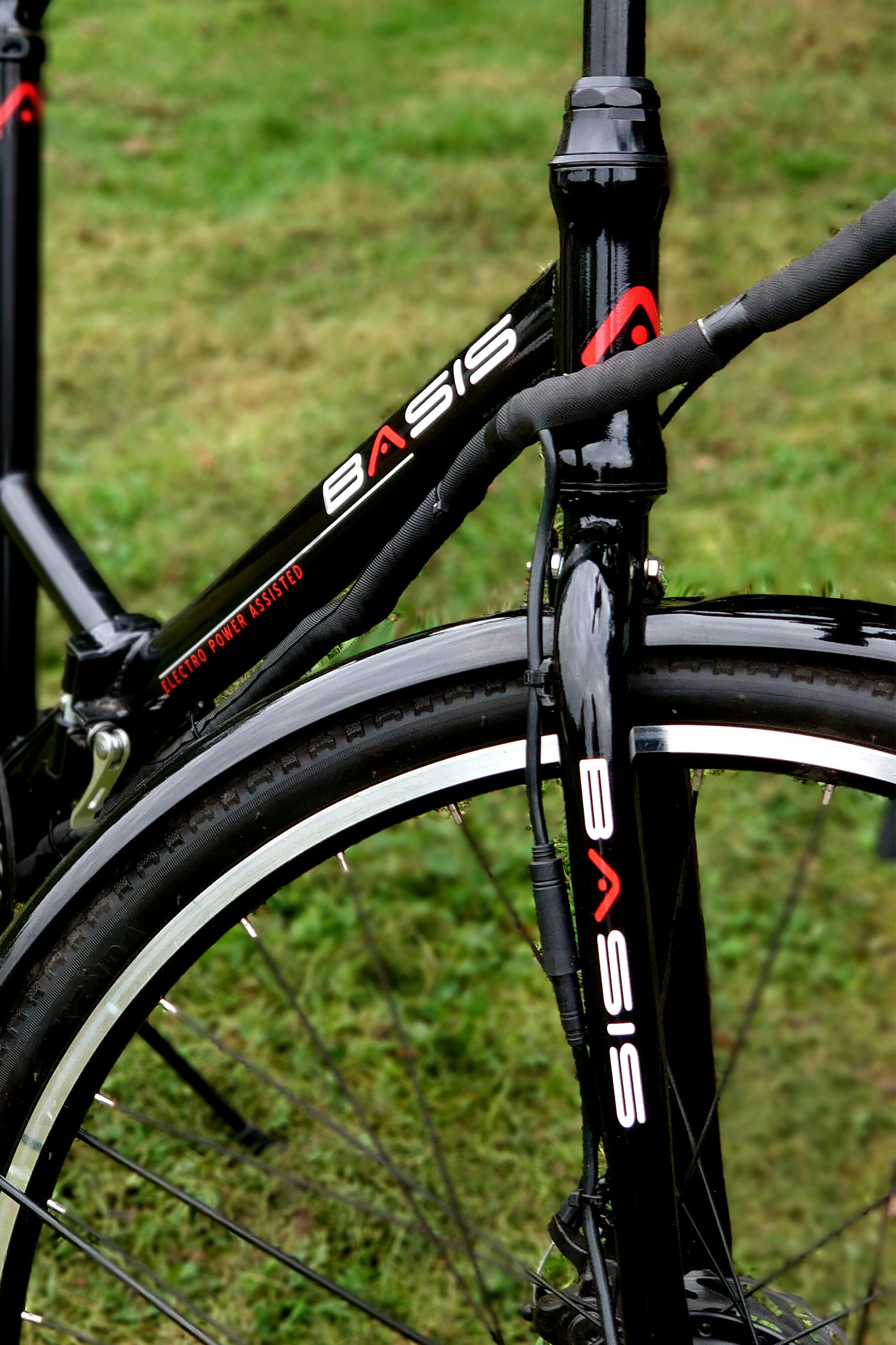 Basis Hybrid Full Size Folding Electric Bike 700c Wheel Black/Red 9.6Ah 4/5