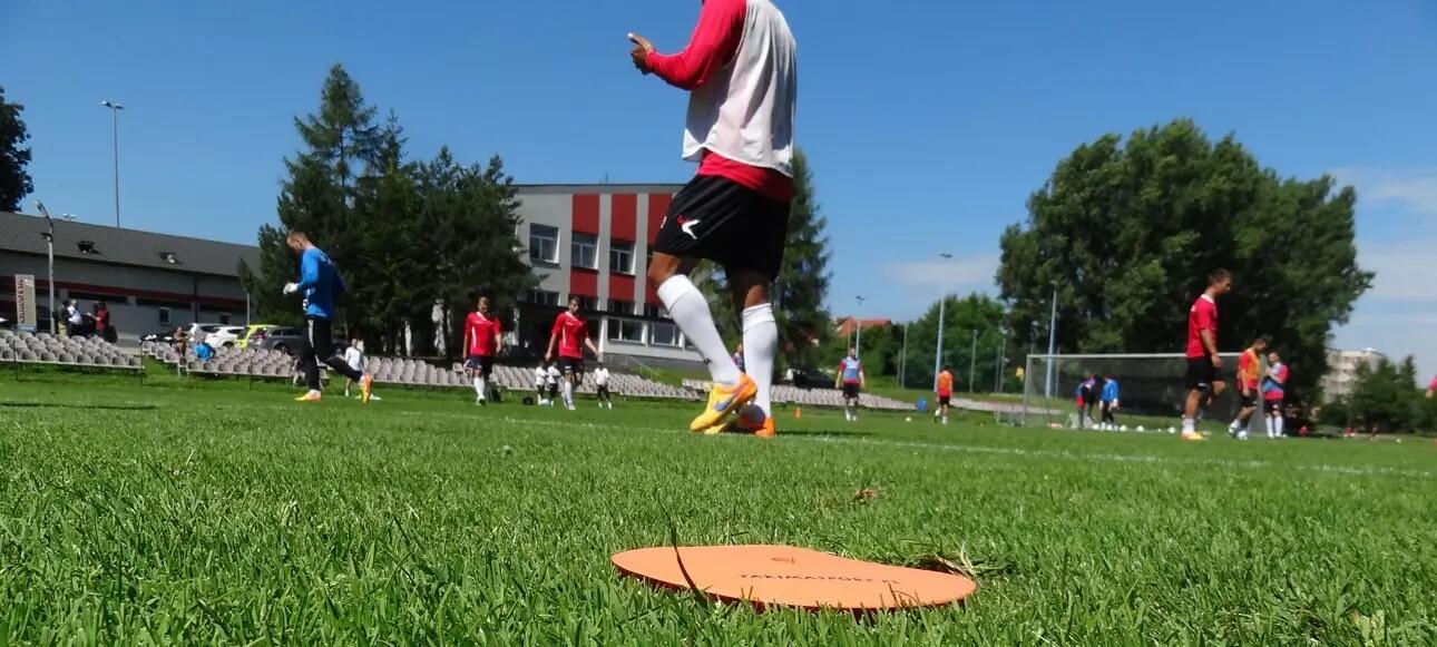 Markierungsmatten für ebene Spielfelder – Set mit 20 gelb-orangenen Markierungen 4/6
