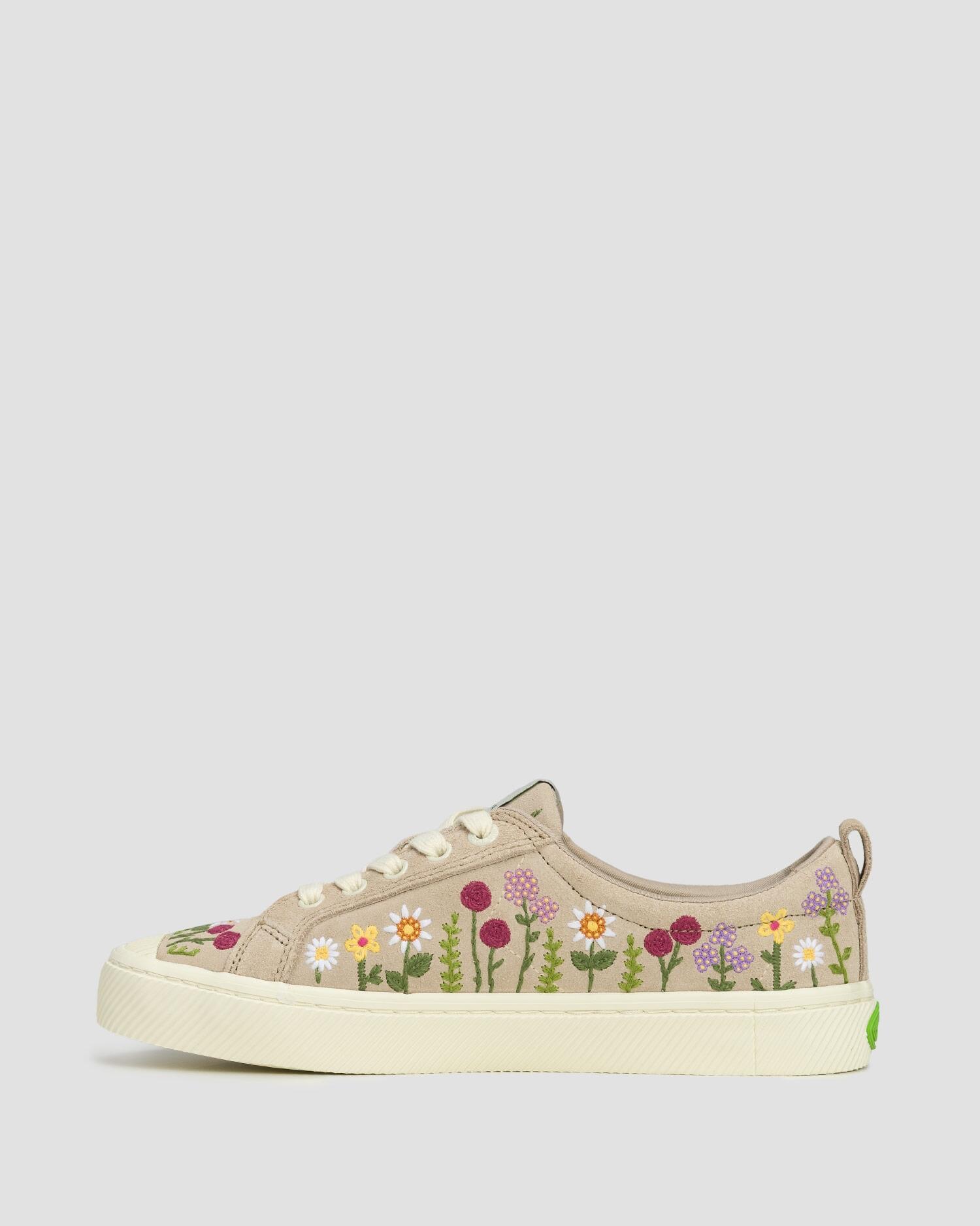 Trampki zamszowe Cariuma OCA Low Rose Suede Embroidered Flowers 3/7