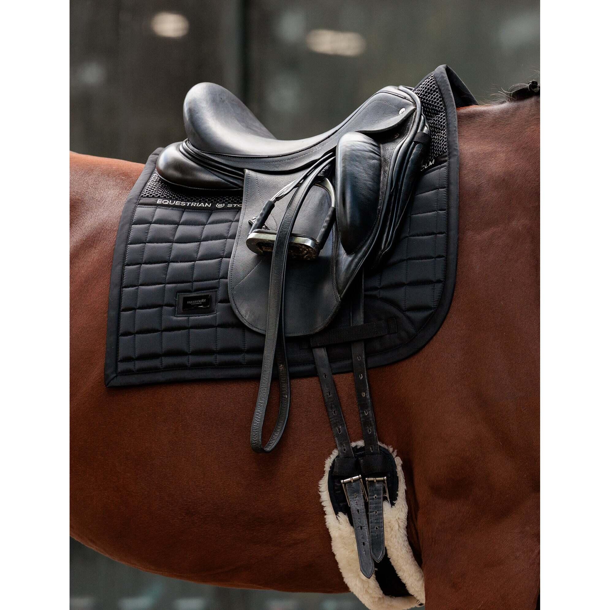 Tapis de selle Sportive Black DRESSAGE  - Equestrian Stockholm 2/2