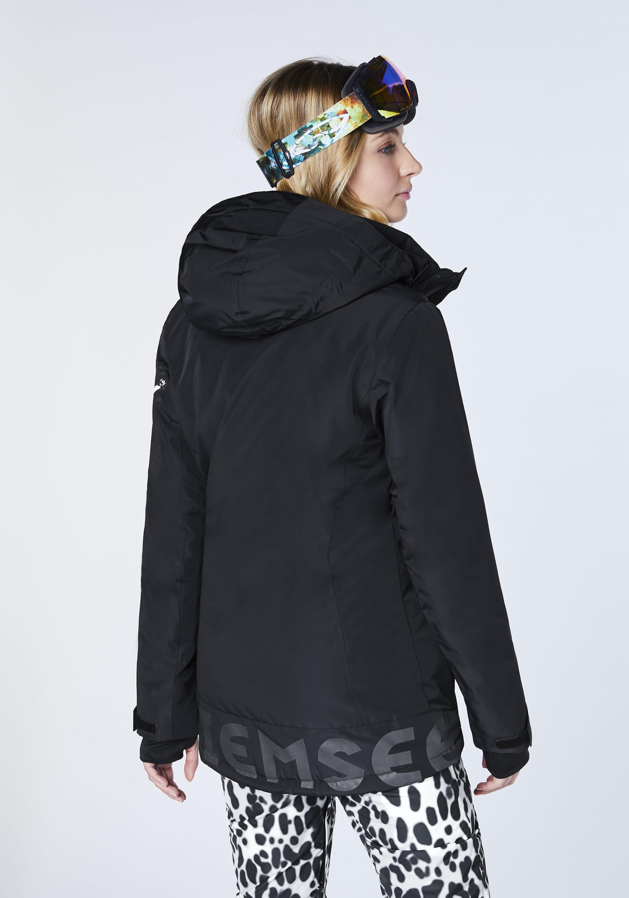 Skijacke mit Skipasstasche am Unterarm 4/7