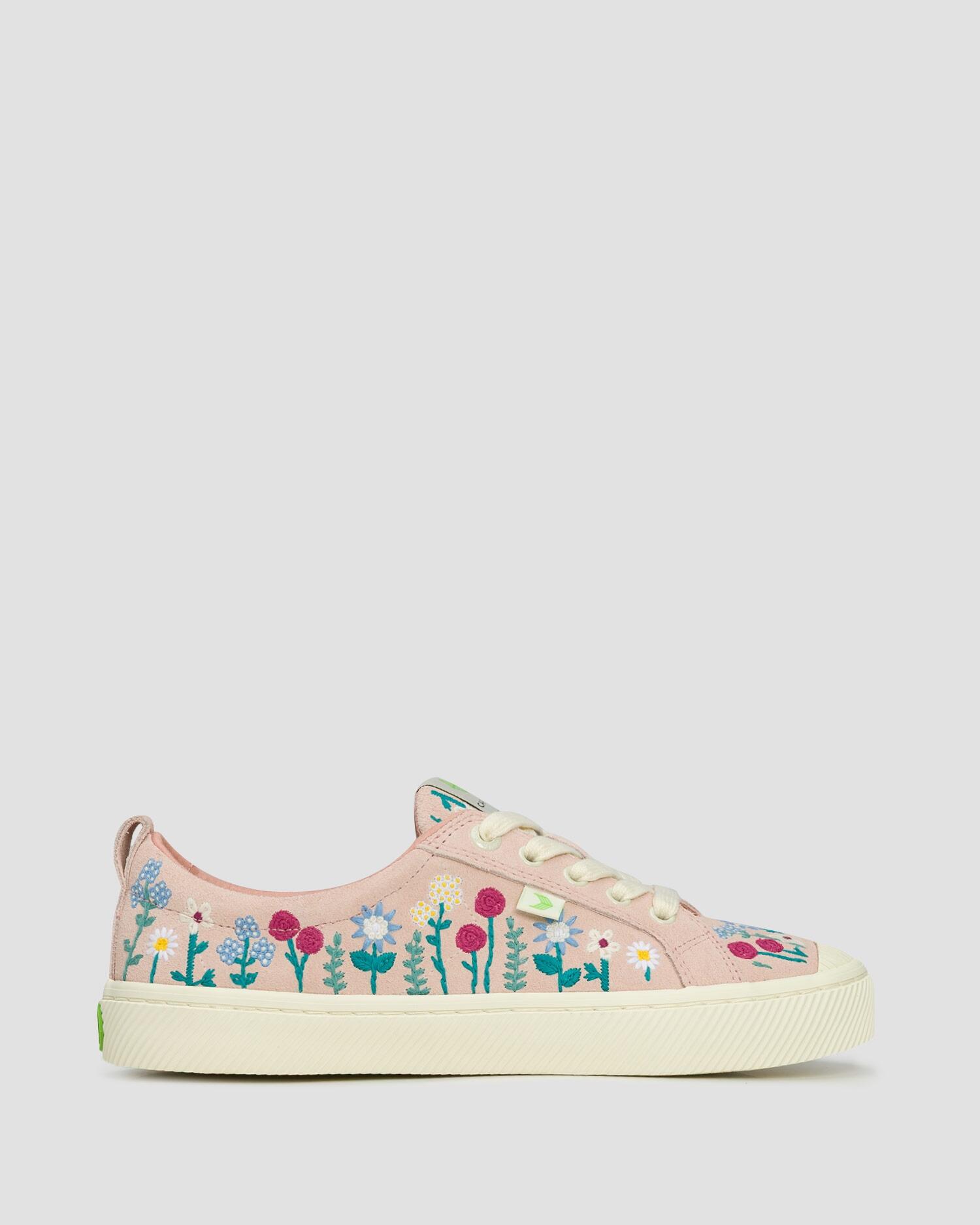 Trampki zamszowe Cariuma OCA Low Rose Suede Embroidered Flowers 2/7