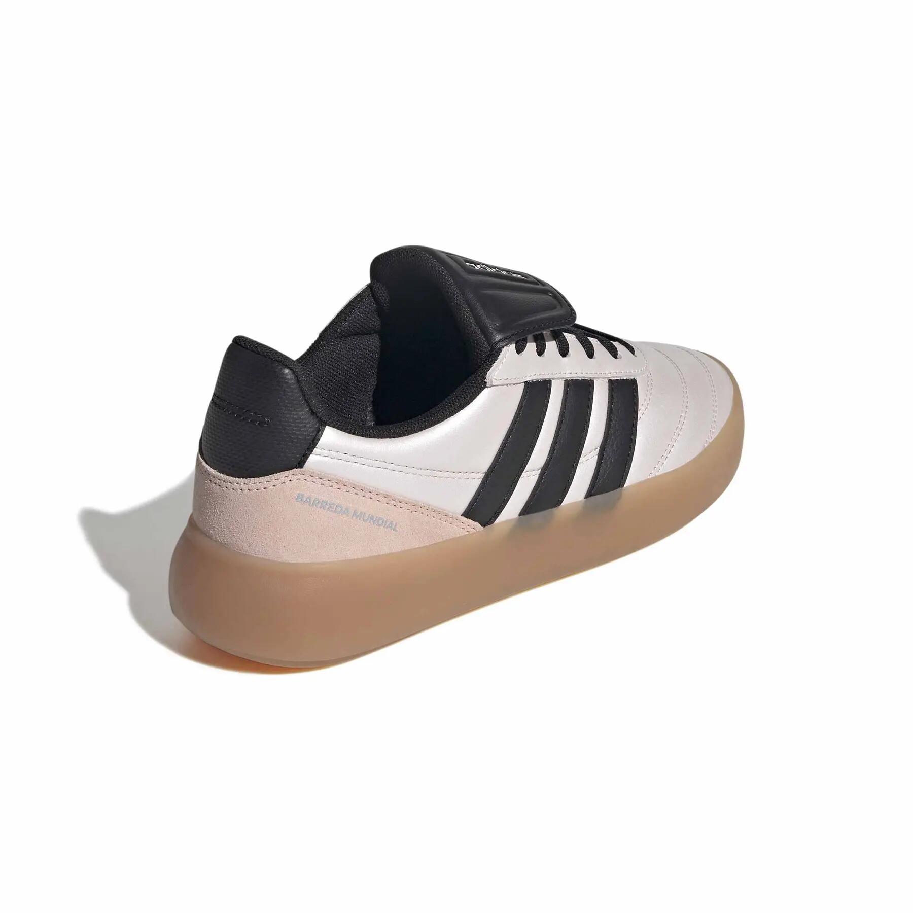 Damestrainers adidas Barreda Mundial 6/7