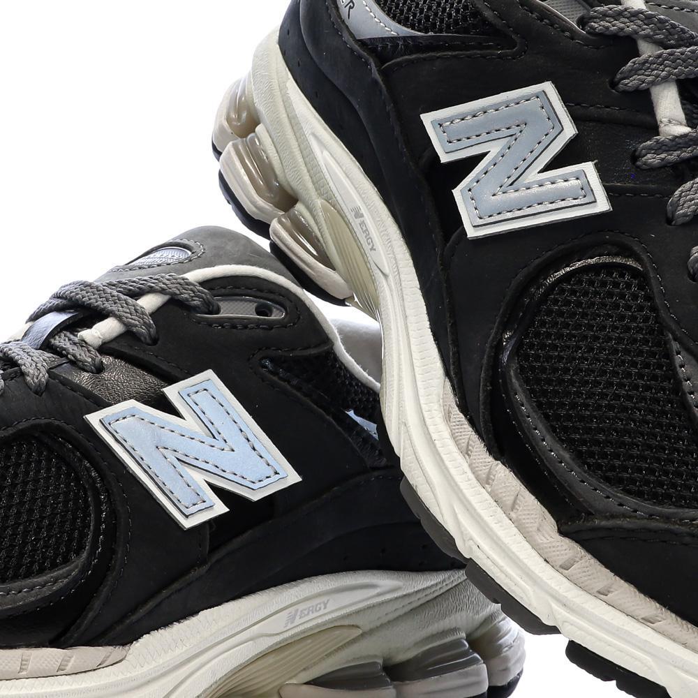 New Balance 2002 Black Trainers for Men 7/7