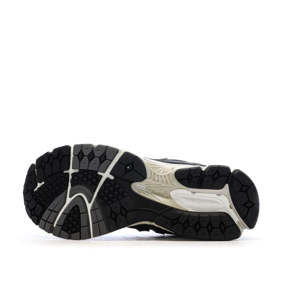 New Balance 2002 Black Trainers for Men 5/7