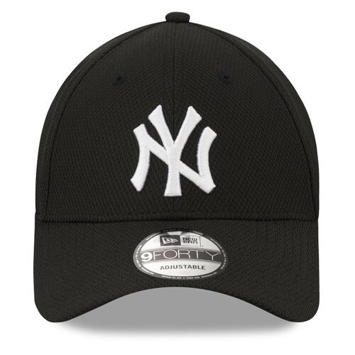 L'uomo, Tipo Nel Nero In Bianco, Berretto Da Baseball, Snapback Su Un Wh Image89296988