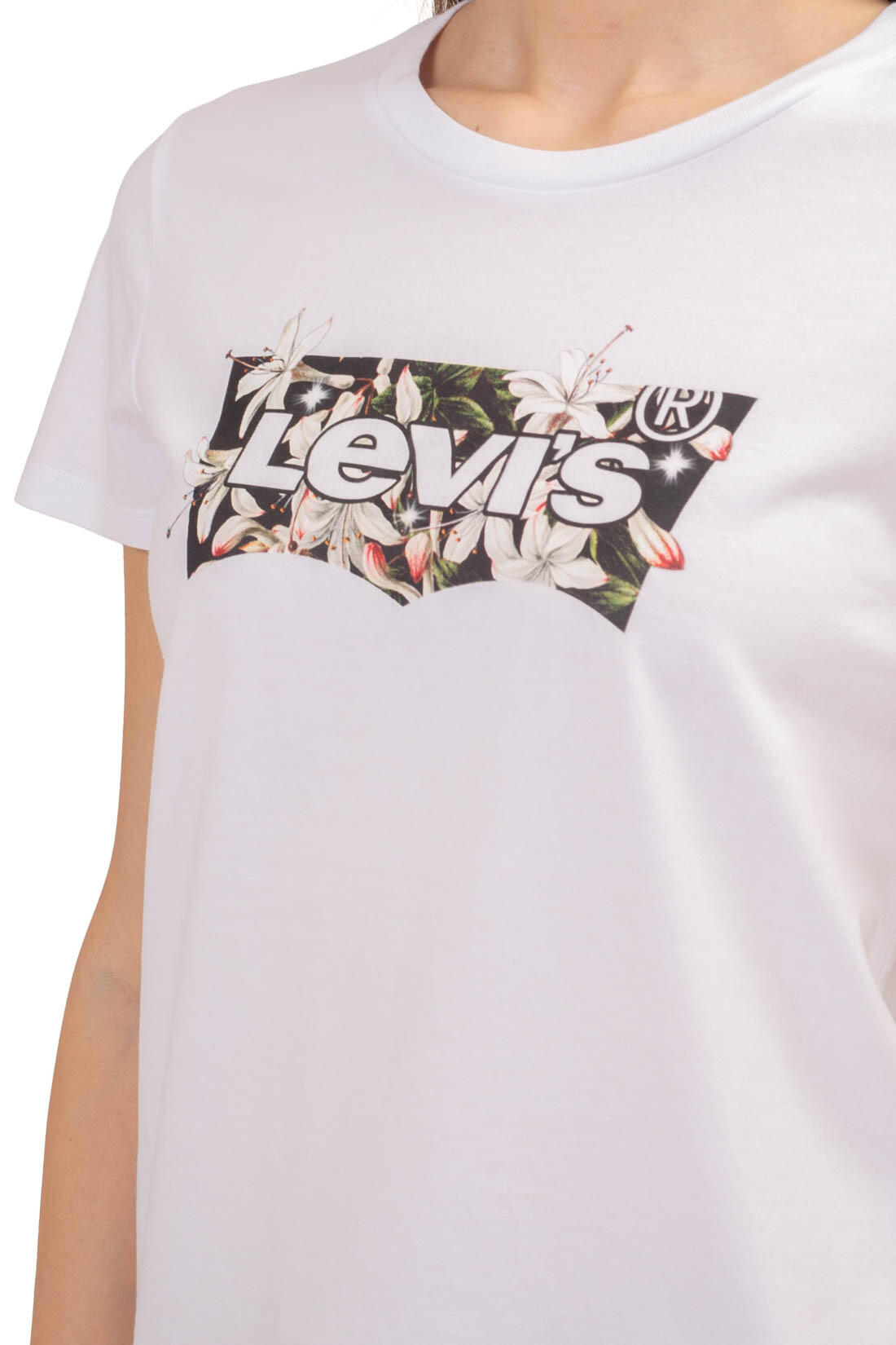 T-shirts pour femmes Levis blanc. 5/5