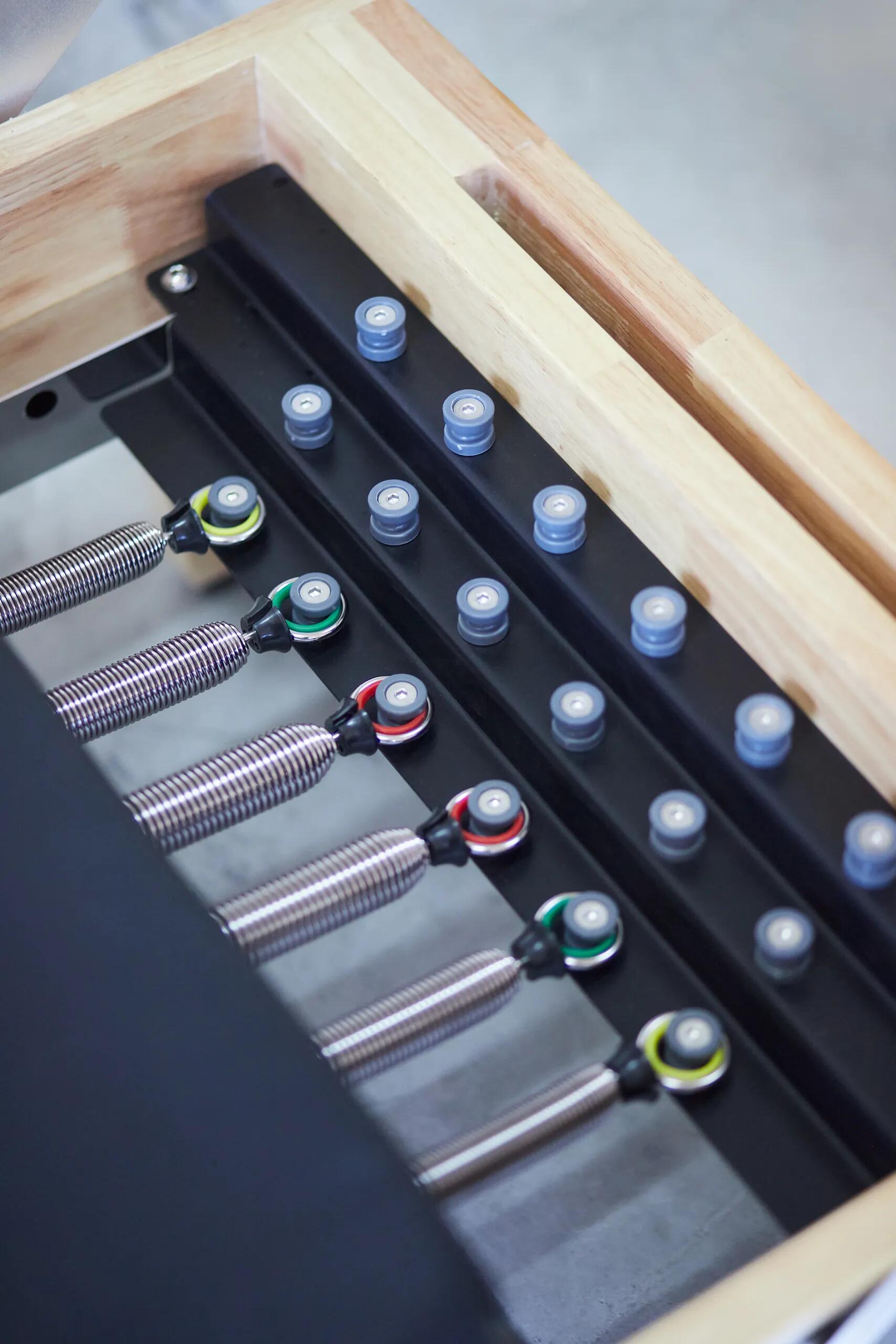 Reformer Classic em madeira de Carvalho e Preto Pilates Pilatu F&H 2/3