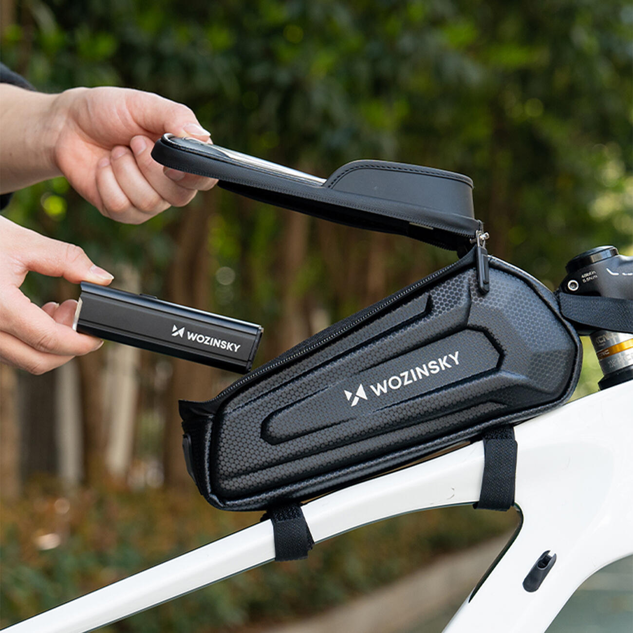 Sakwa rowerowa Wozinsky na ramę pancerna z kieszonką na telefon 1.7 l - czarna 3/7