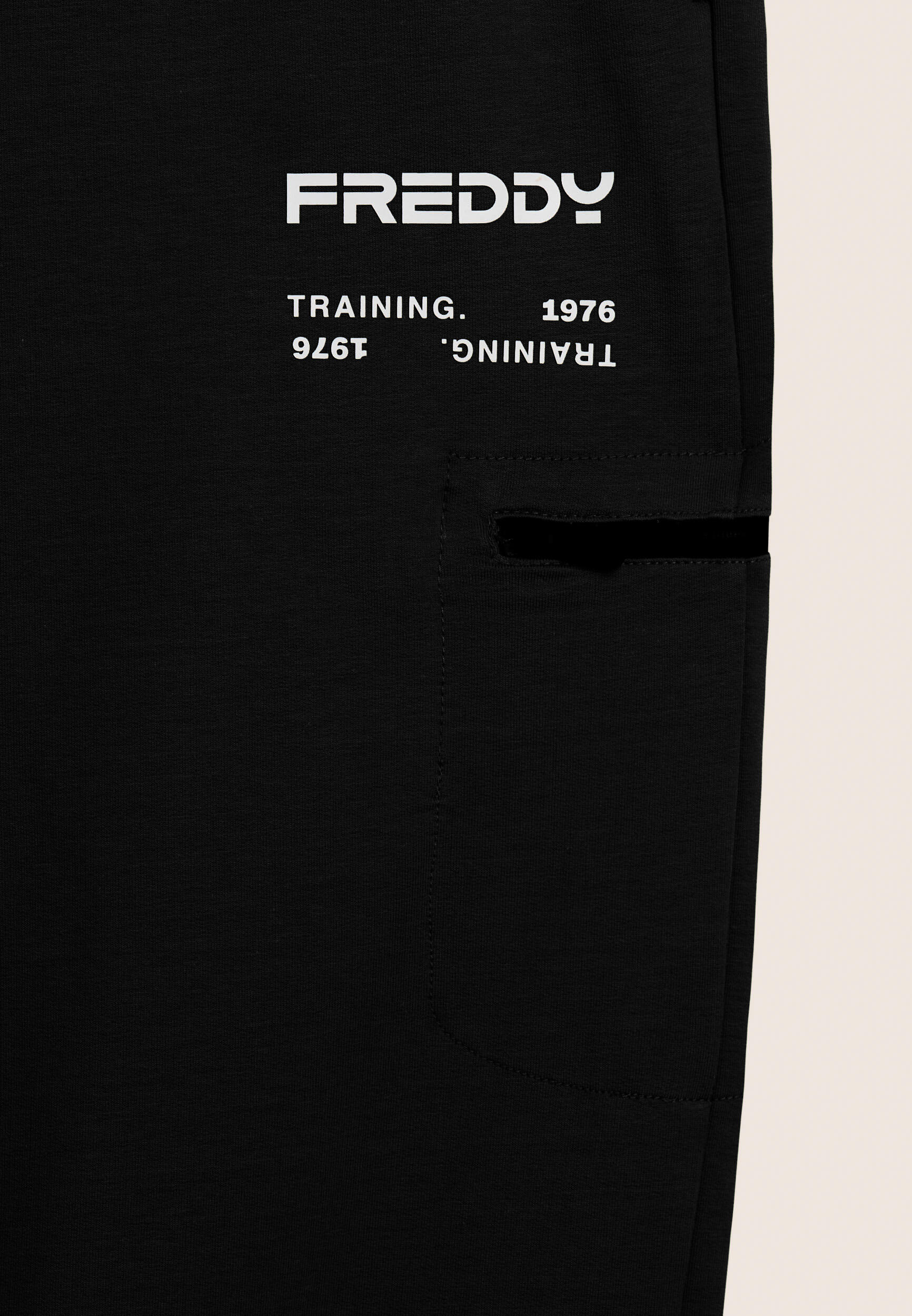 Pantalón deportivo de pernera recta con bolsillo lateral y logotipo 3/3