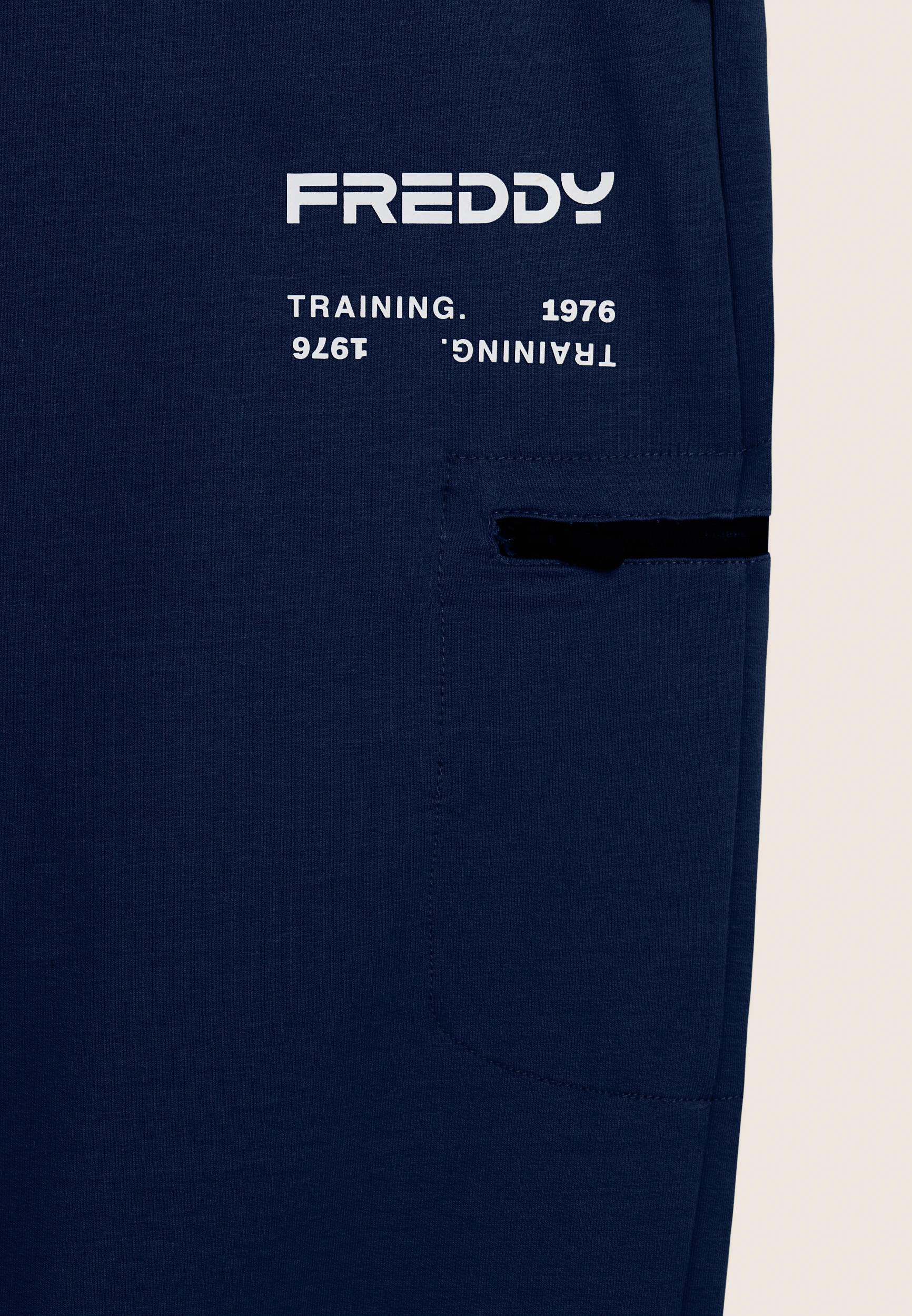 Pantalón deportivo de pernera recta con bolsillo lateral y logotipo 3/3