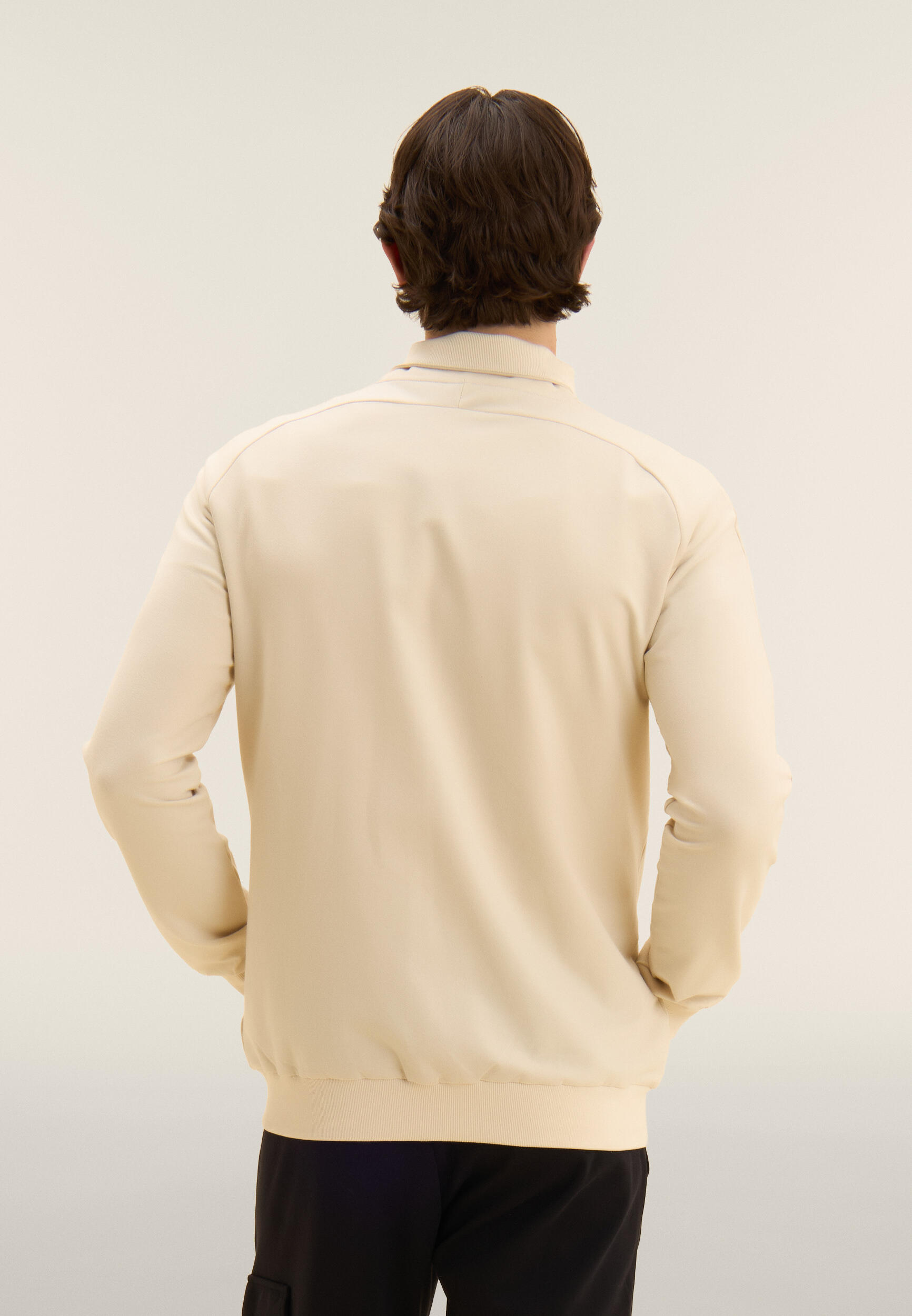 Felpa zip con taschino e cuciture sportive 3/4