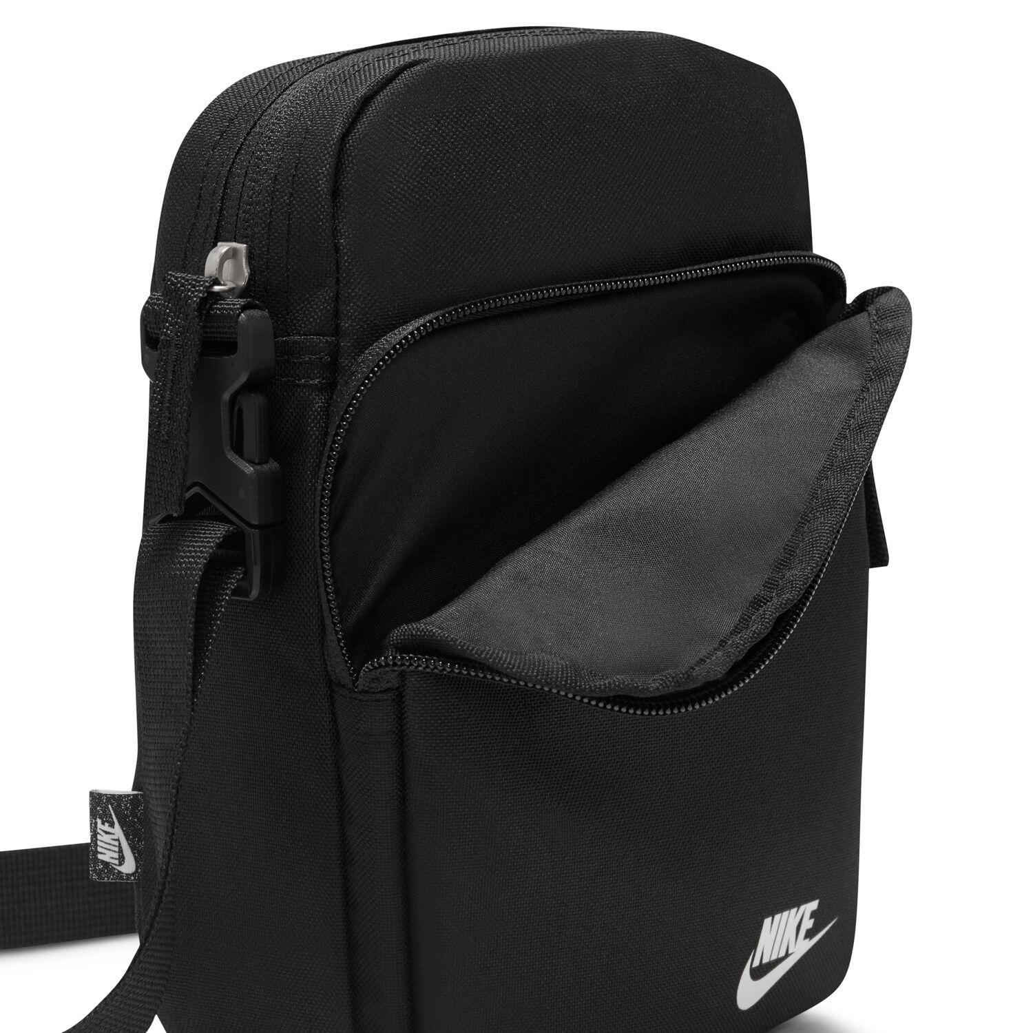 Bolsa compacta Nike preta 7/7