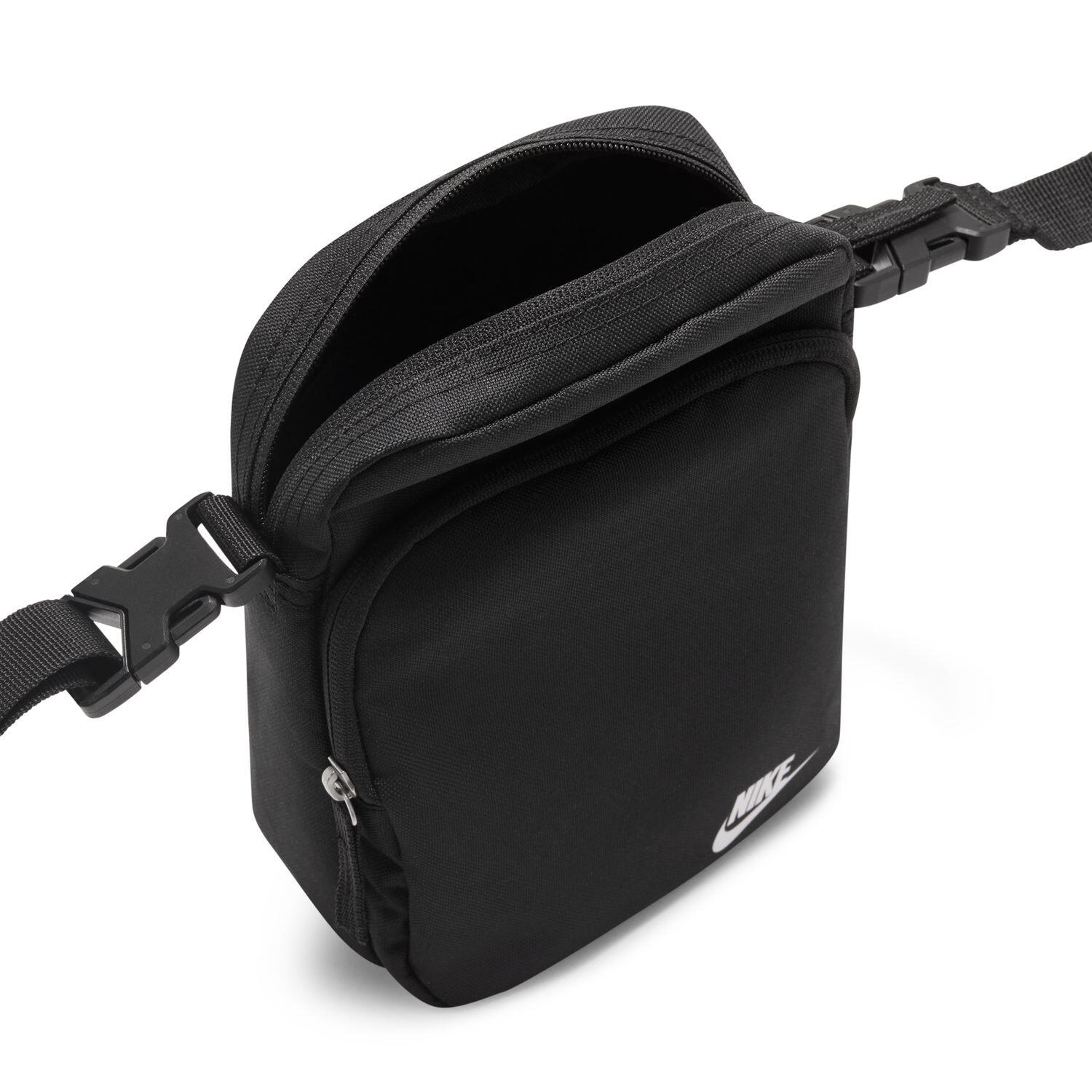 Bolsa compacta Nike preta 6/7