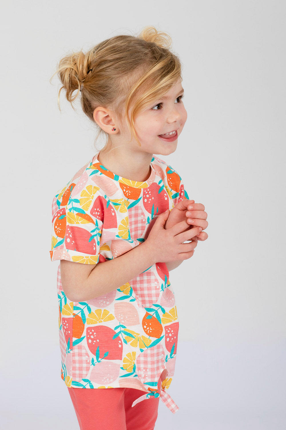 Camiseta infantil feminina com estampa de frutas multicoloridas em tons de 3/5