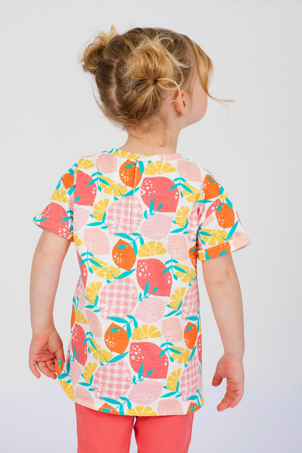 Camiseta infantil feminina com estampa de frutas multicoloridas em tons de 4/5