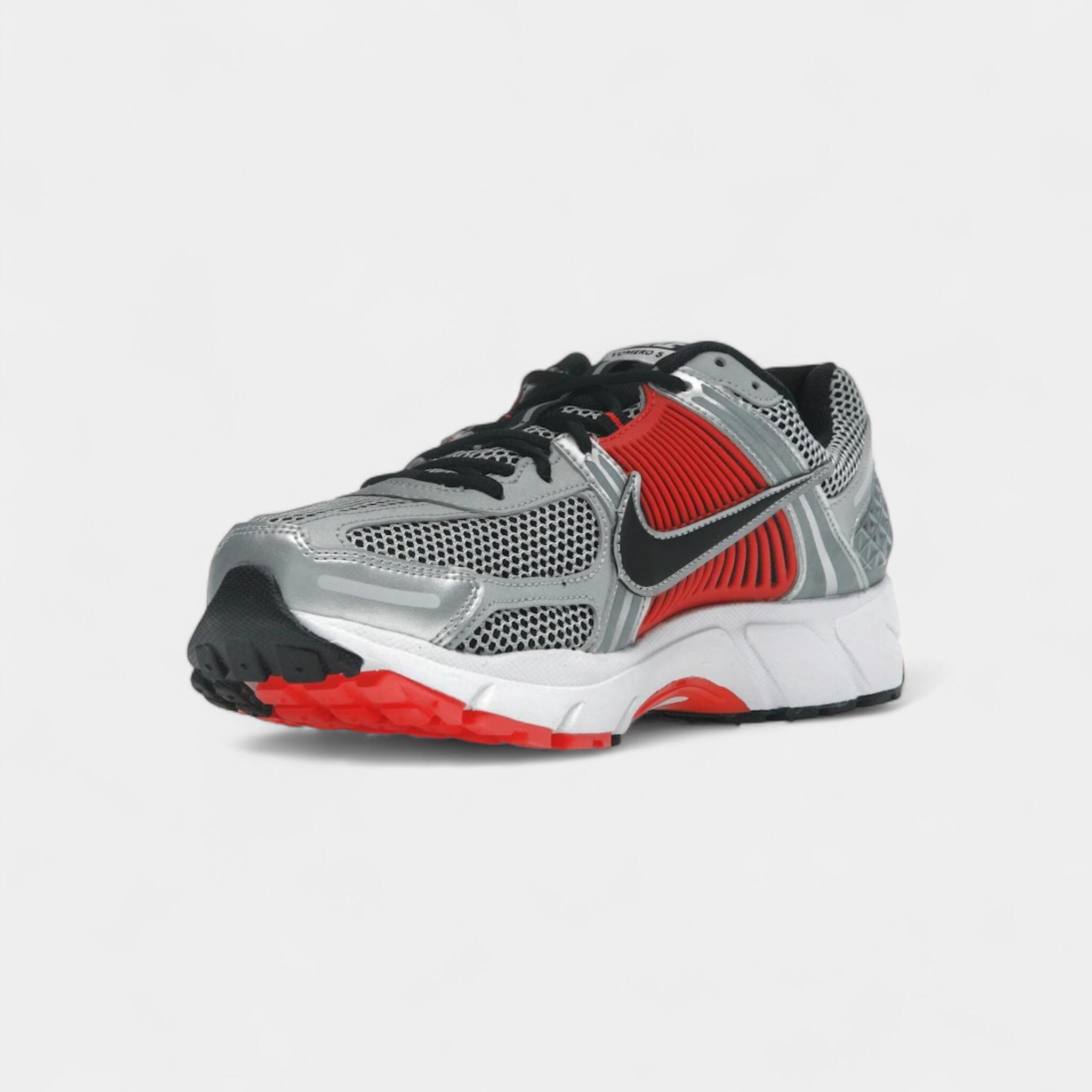 Nike Zoom Vomero 5 Bright Crimson Metallic Silver 3/5