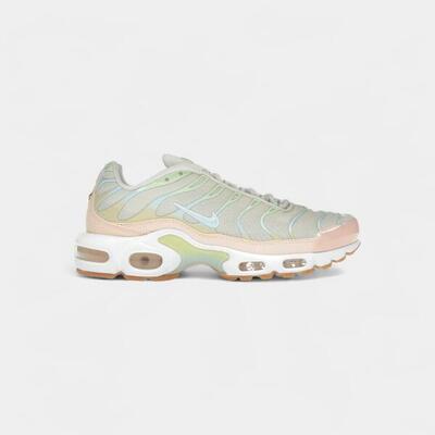Nike air max plus crimson tint (women's)