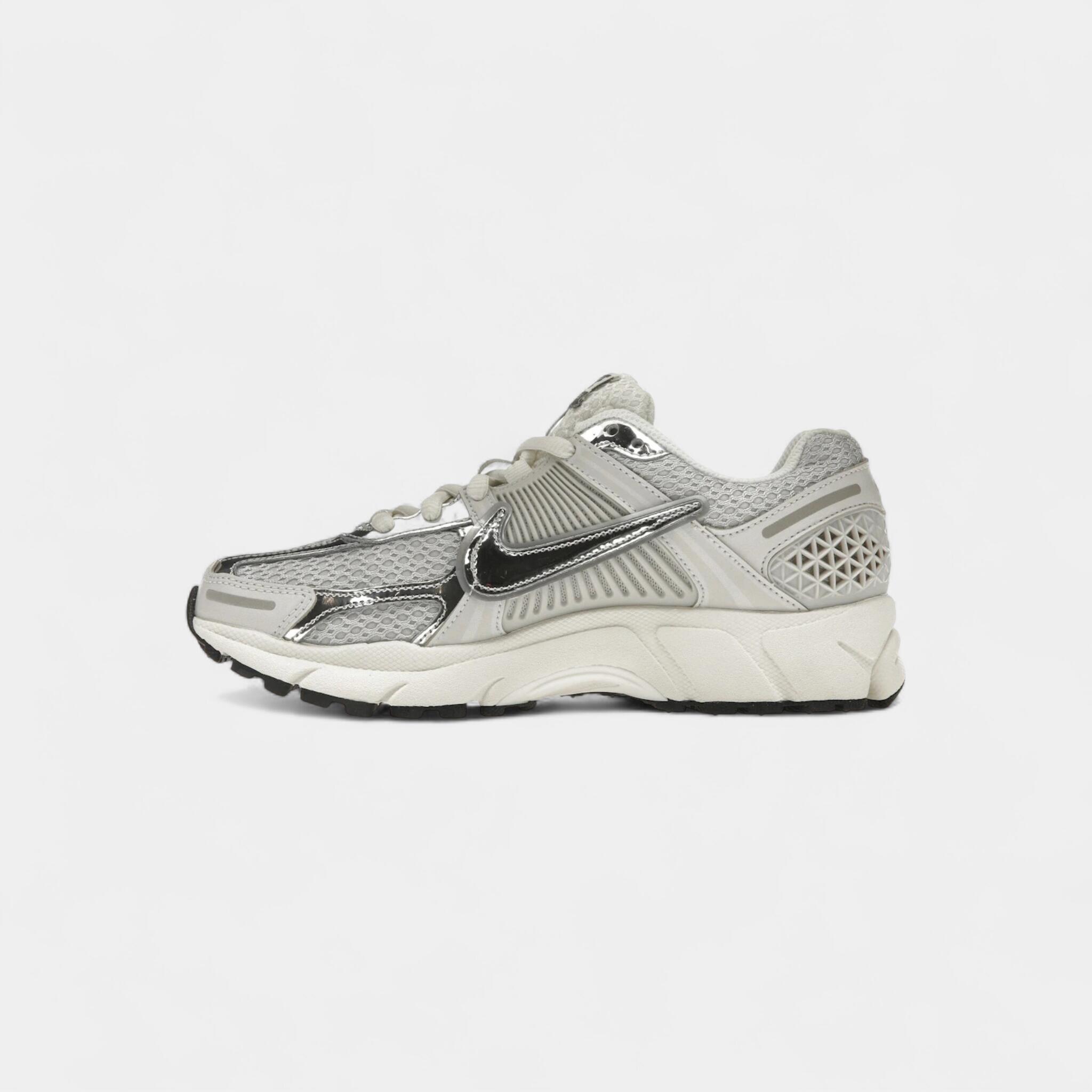 Nike Zoom Vomero 5 Photon Dust Metallic Silver (Women's) 4/5