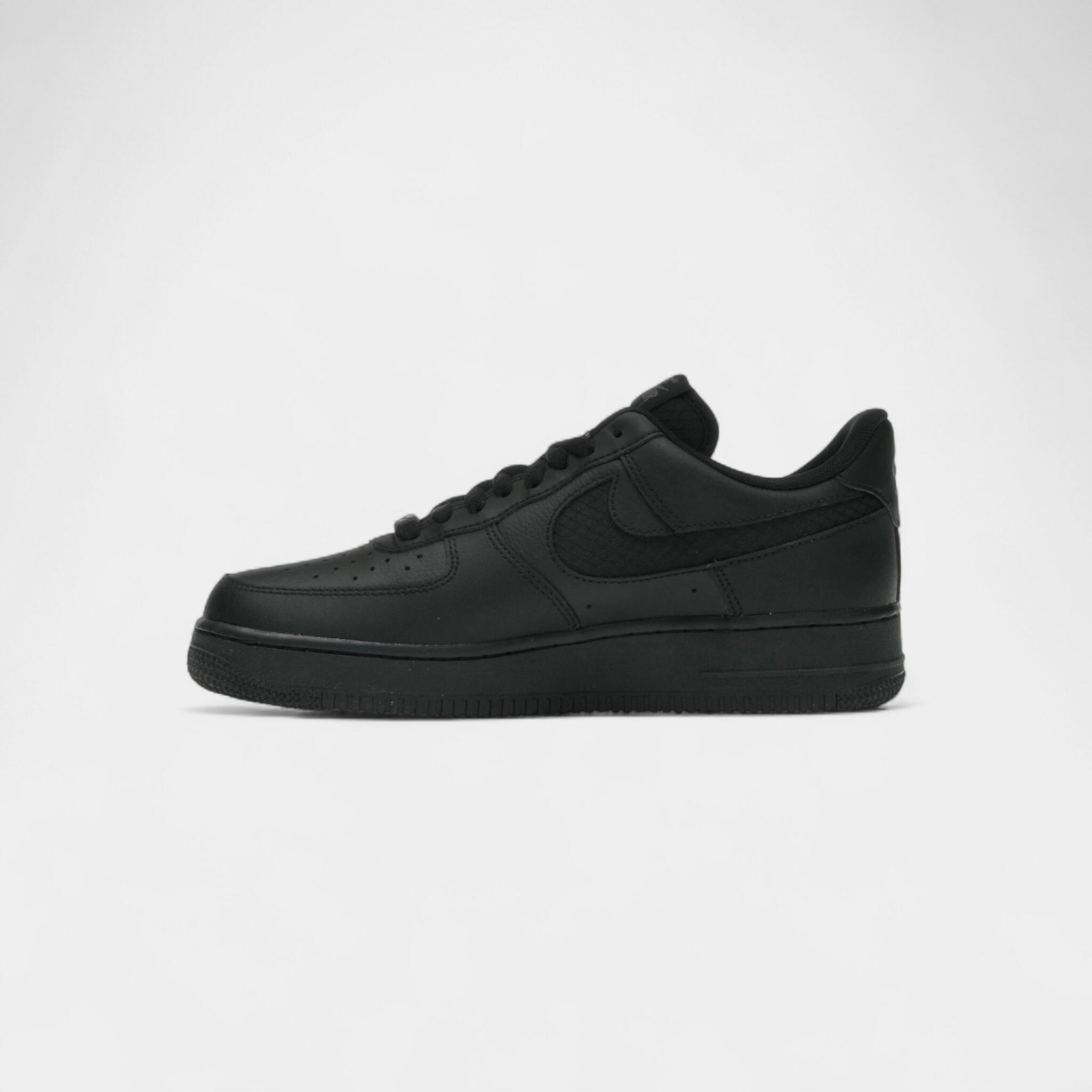 Nike Air Force 1 Low SE Triple Black Ripstop 4/5