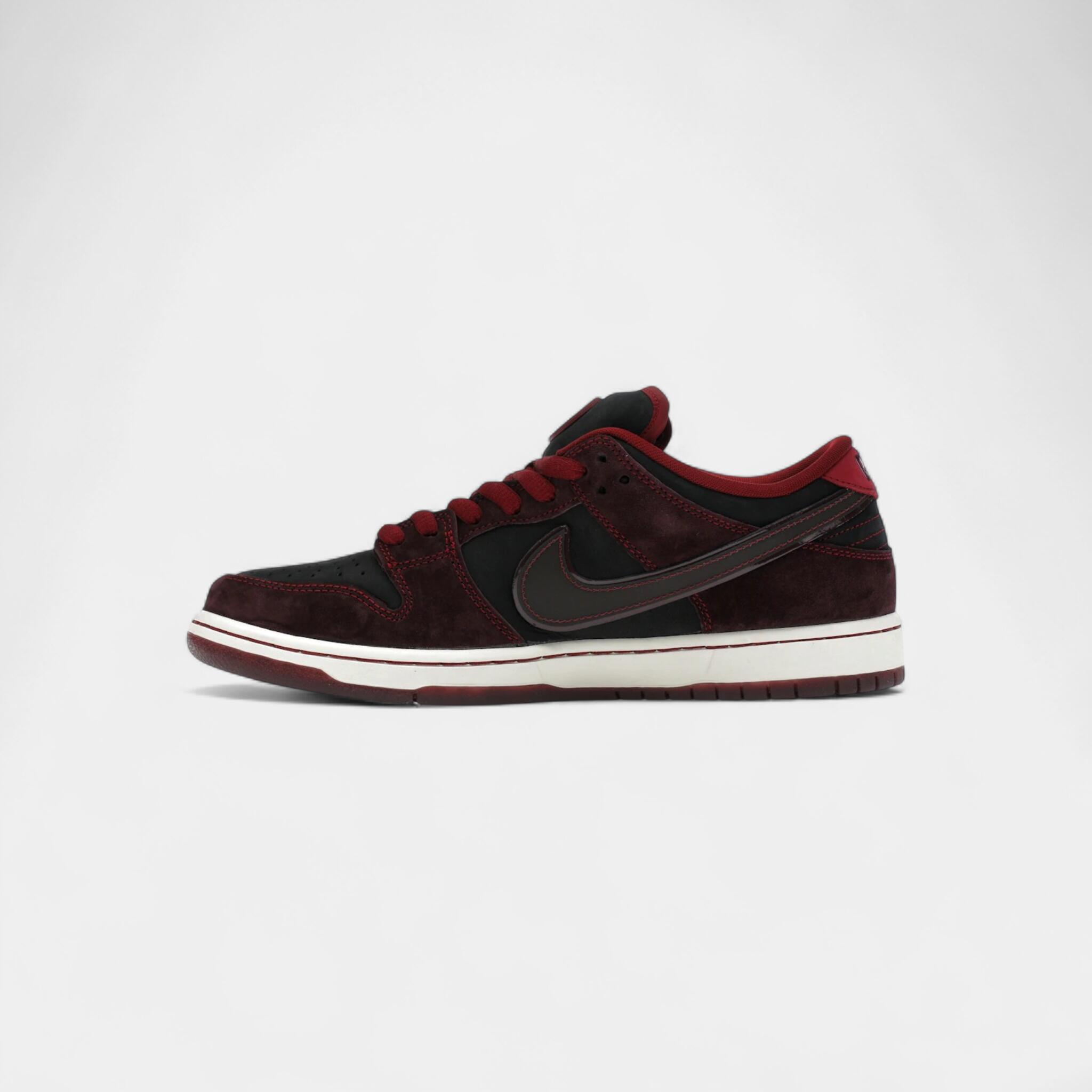 Nike SB Dunk Low Riot Skateshop 4/5