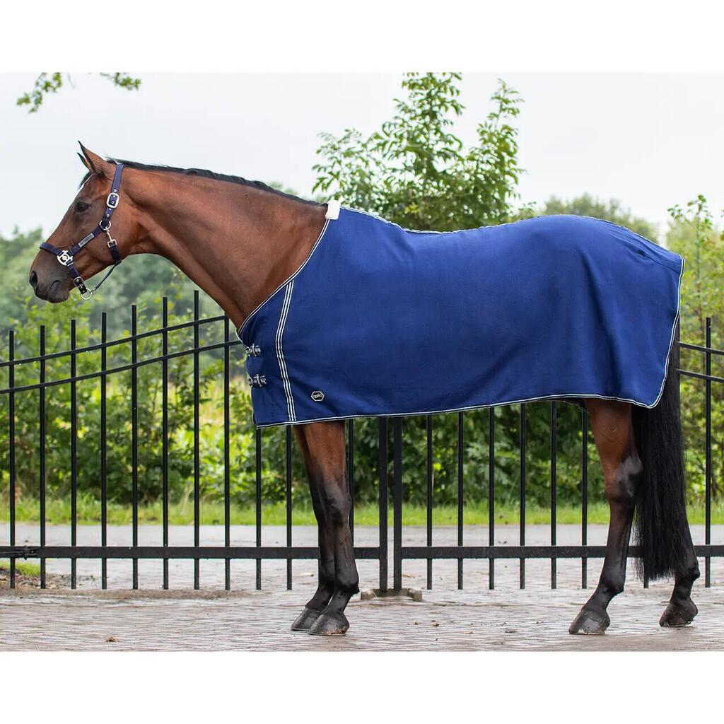 Fleece blanket with straps Q-essentials Basic