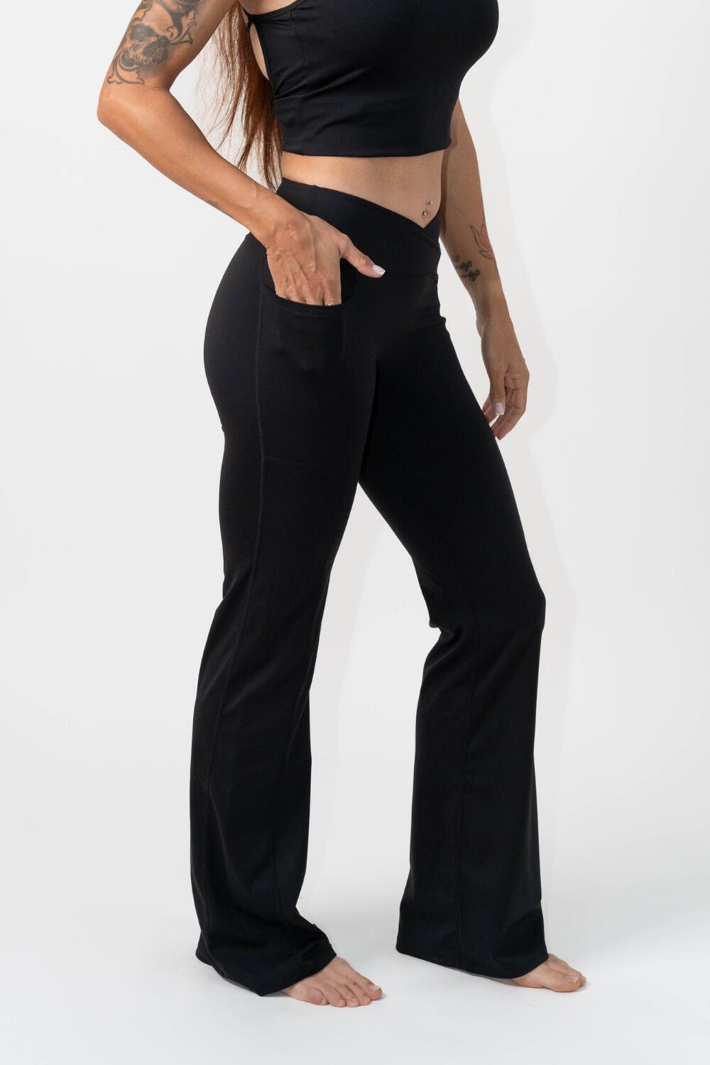 Mallas Flare Fitness BEATFIT Mujer Negras Cintura V Push Up Con Bolsillos 2/4