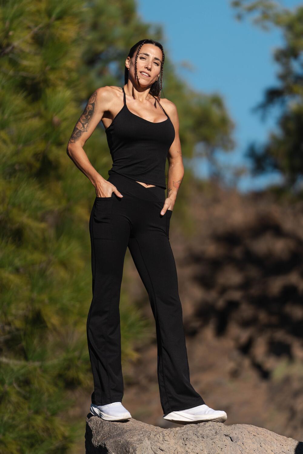 Mallas Flare Fitness BEATFIT Mujer Negras Cintura V Push Up Con Bolsillos 4/4