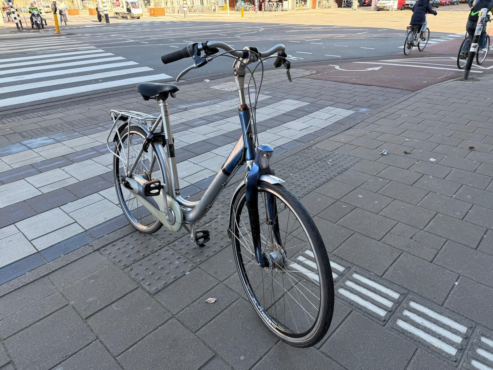 Batavus Weekend, Front dynamo, metal/grijs 3/5