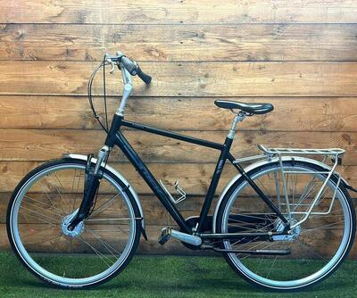 Trek stadsfiets, zwart - 28" wiel, met standaard en verlichting.