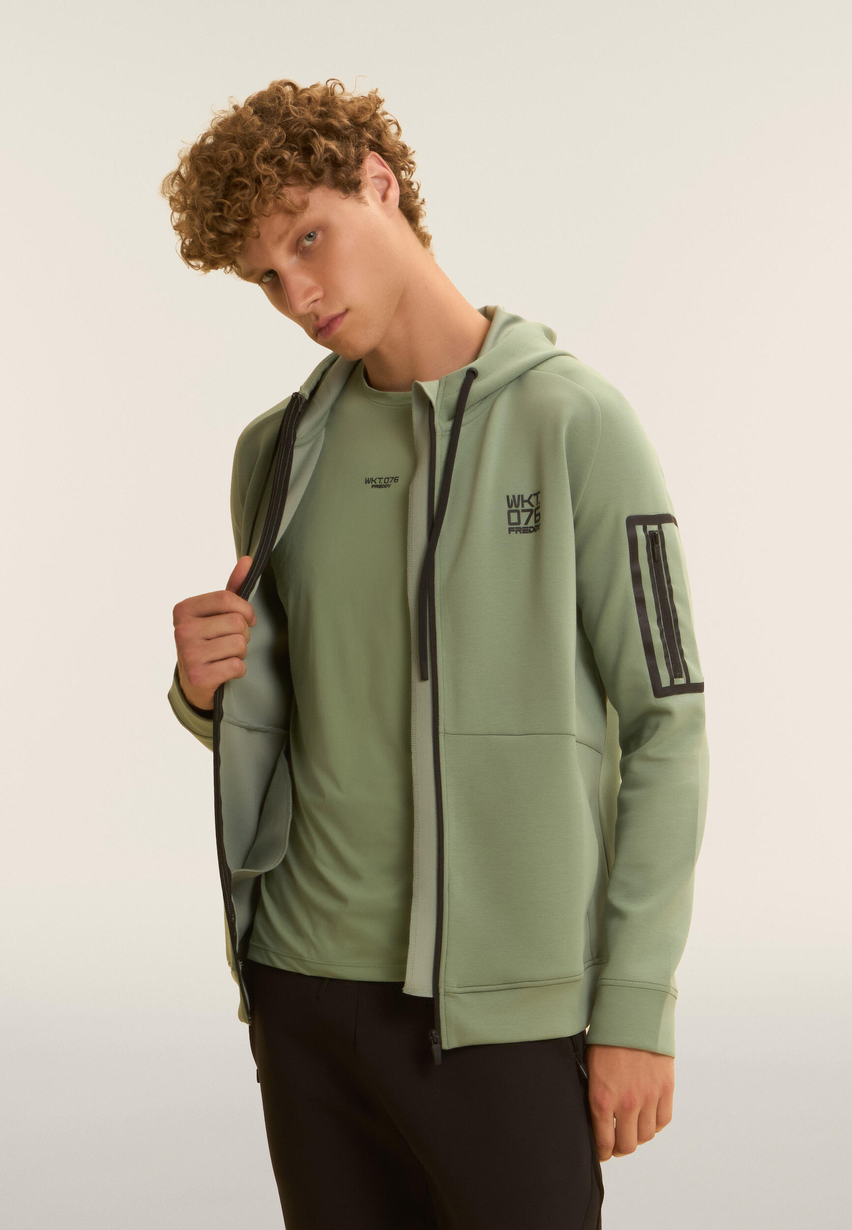 Felpa con cappuccio full zip in tessuto tecnico 2/4