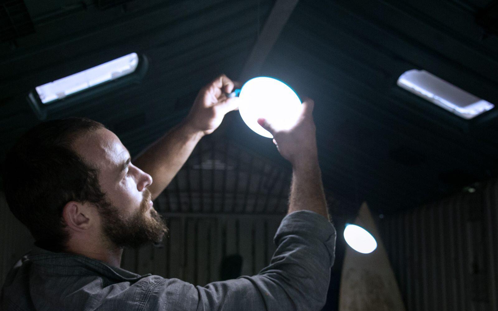 Système solaire autonome BioLite SolarHome 625 – éclairage multi‑pièces, & radio 4/5
