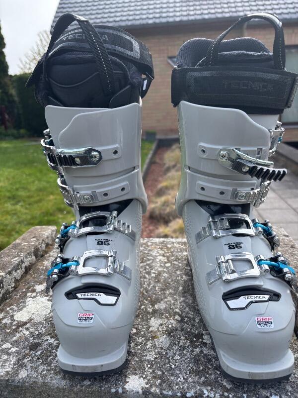 Technica Ski Boots - Excellent State 2/5