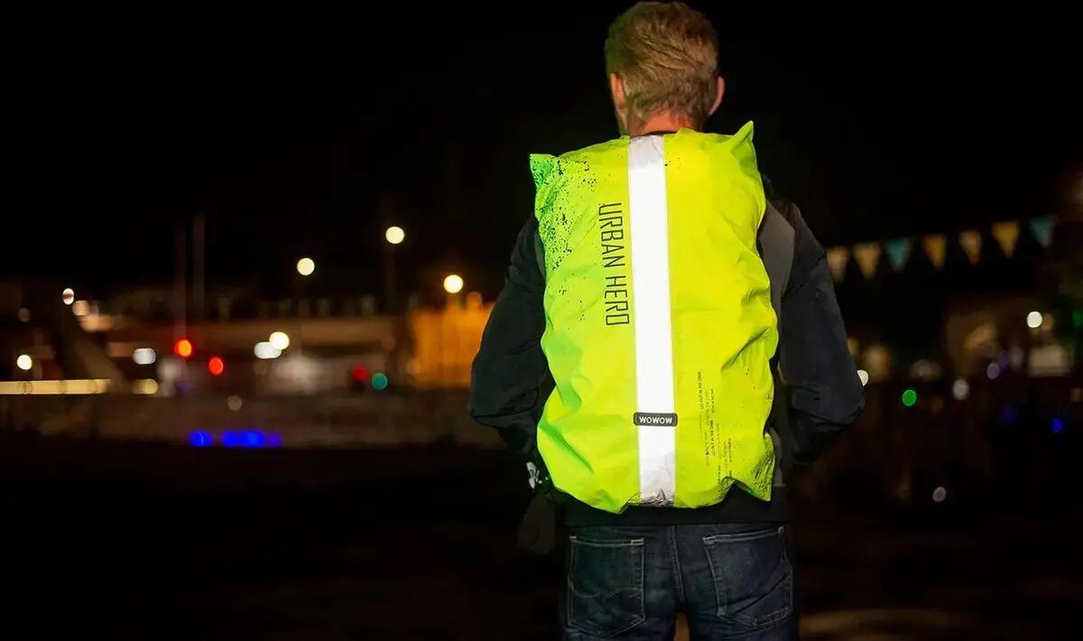 Housse de sac à dos Urban Hero jaune réfléchissante - 30-35L 3/4