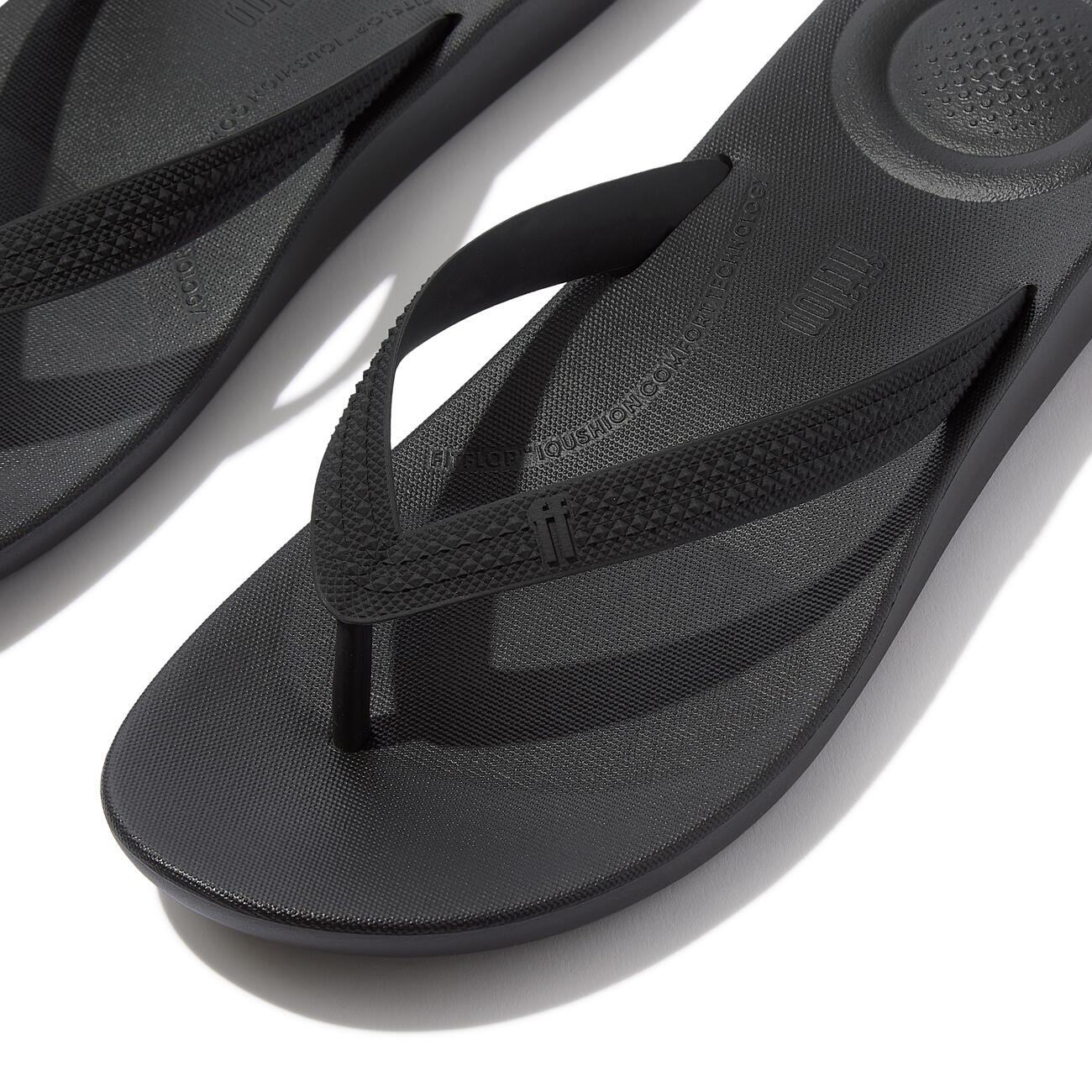 FITFLOP FitFlop Iqushion Mens Textured-Strap Flip-Flops  GEHEEL ZWART 41 5/7