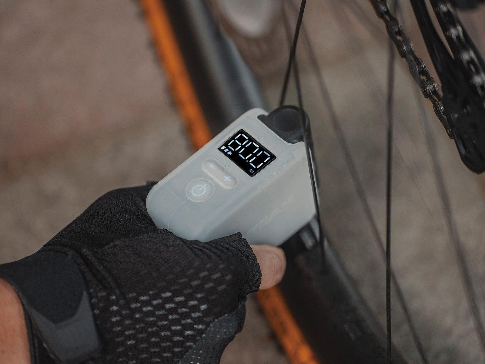 Mini compressor Topeak E-Booster Digital (máx. 120 psi) 4/7