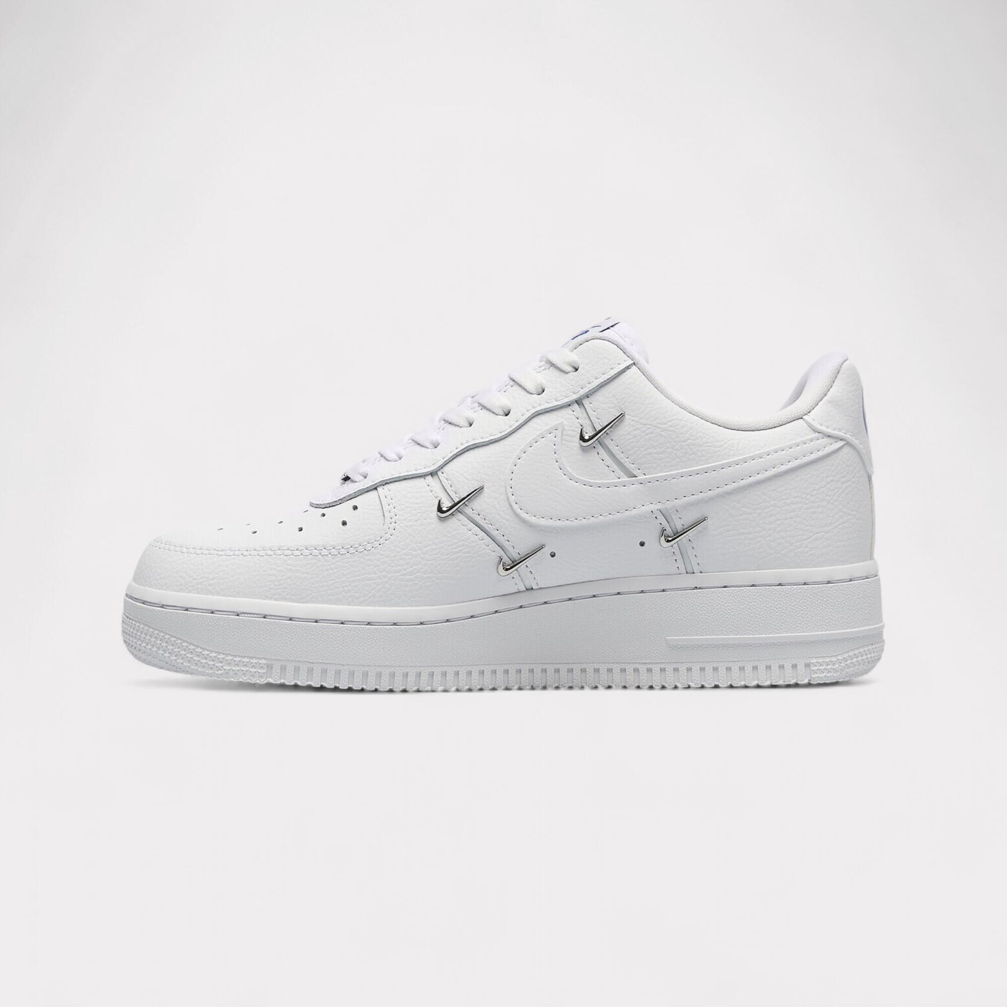 Nike Air Force 1 '07 LX - Damensneaker, weiss mit Hyper Royal-Akzenten 3/5