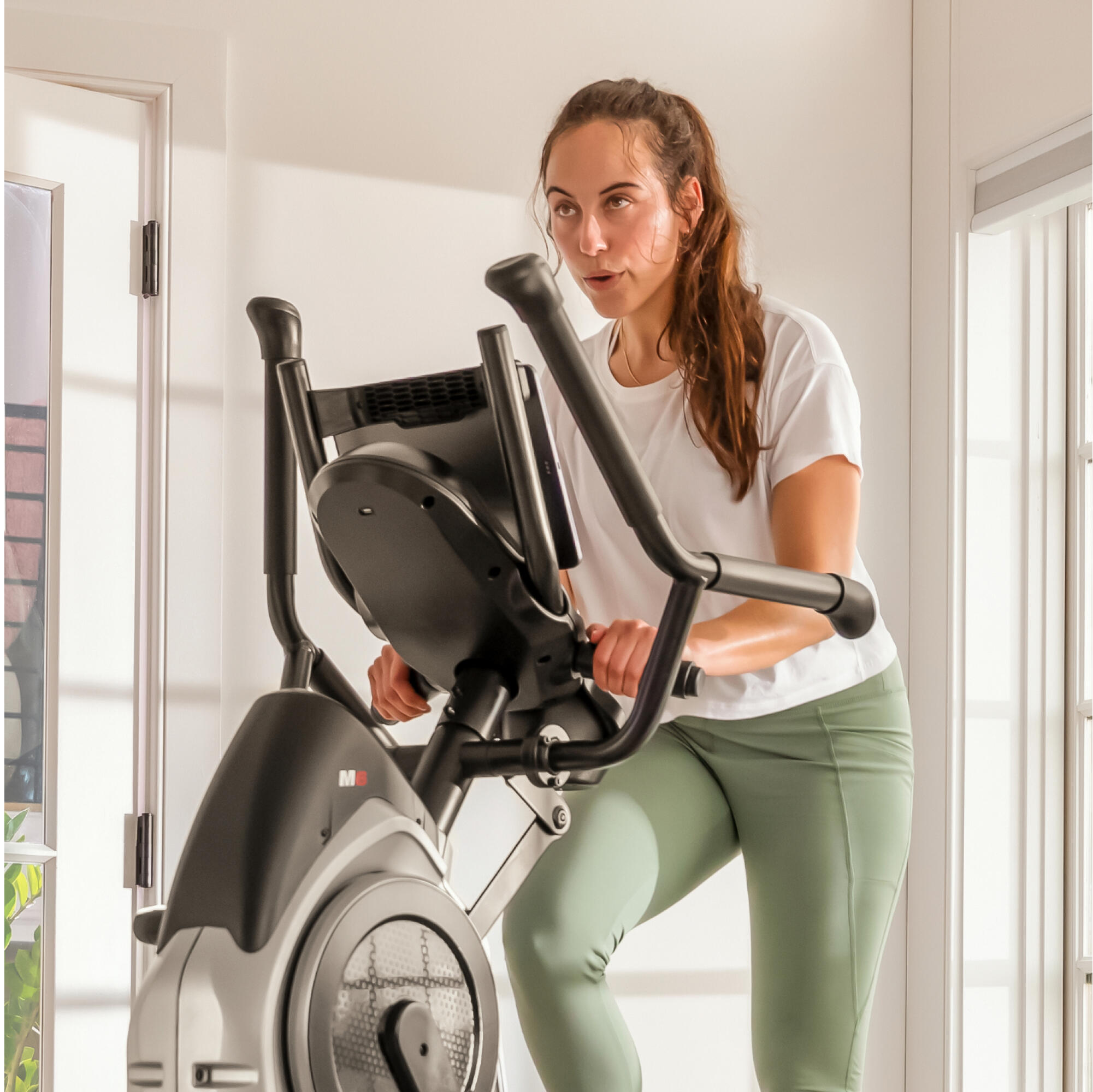 Eliptický trenažér M6 – 16 úrovní odporu, Bluetooth, HIIT trénink 7/7