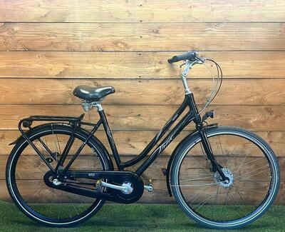 Trek stadsfiets, zwart - 28" wiel, met standaard en verlichting.