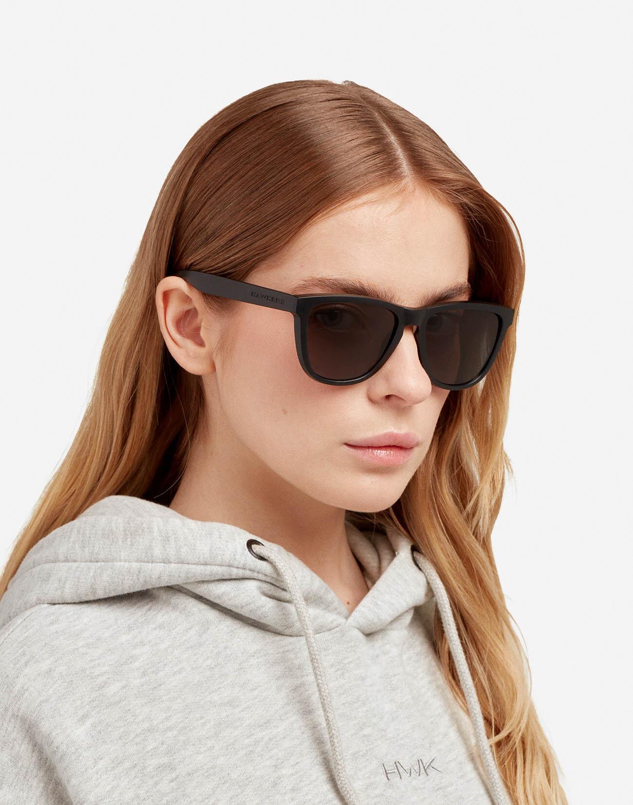 HAWKERS - Lunettes de Soleil pour Homme et Femme BLACK DARK - ONE Raw 7/8