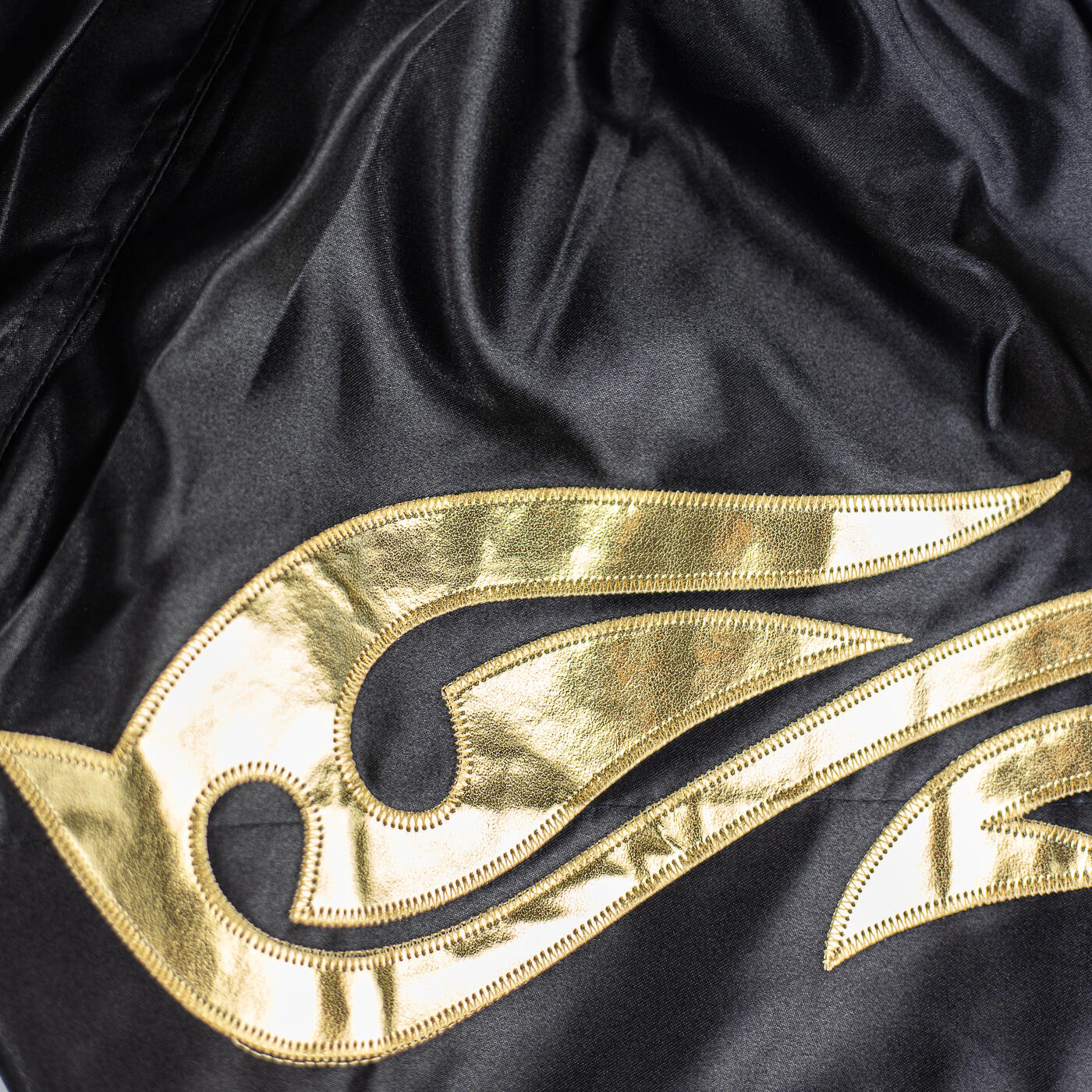 SHORT MUAY THAI TOPKING NOIR AVEC DÉTAILS DORÉS 3/4