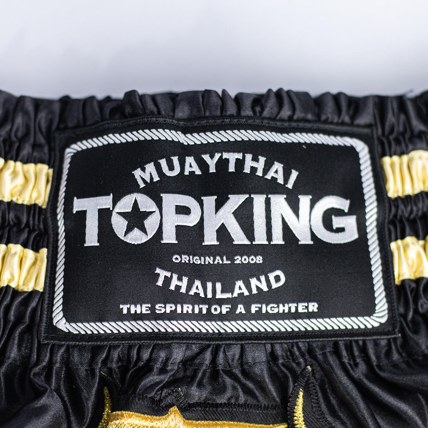 SHORT MUAY THAI TOPKING NOIR AVEC DÉTAILS DORÉS 2/4