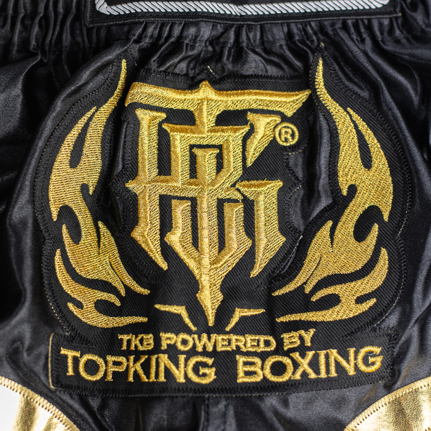 SHORT MUAY THAI TOPKING NOIR AVEC DÉTAILS DORÉS 4/4