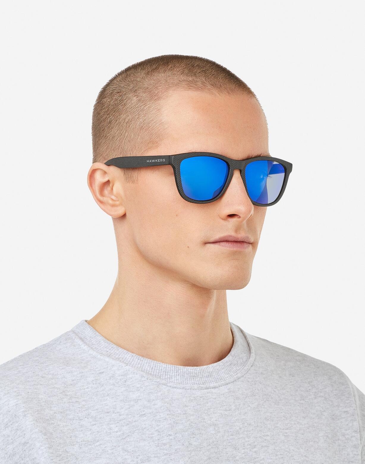 HAWKERS - Lunettes de soleil pour homme et femme ONE CARBONO - BLACK SKY 7/8