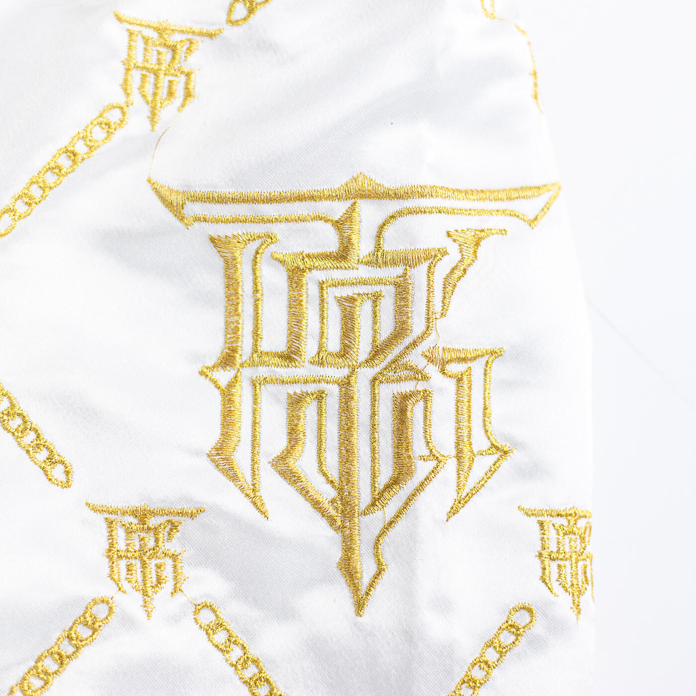 SHORT MUAY THAI TOPKING BLANC AVEC DÉTAILS DORÉS 4/4