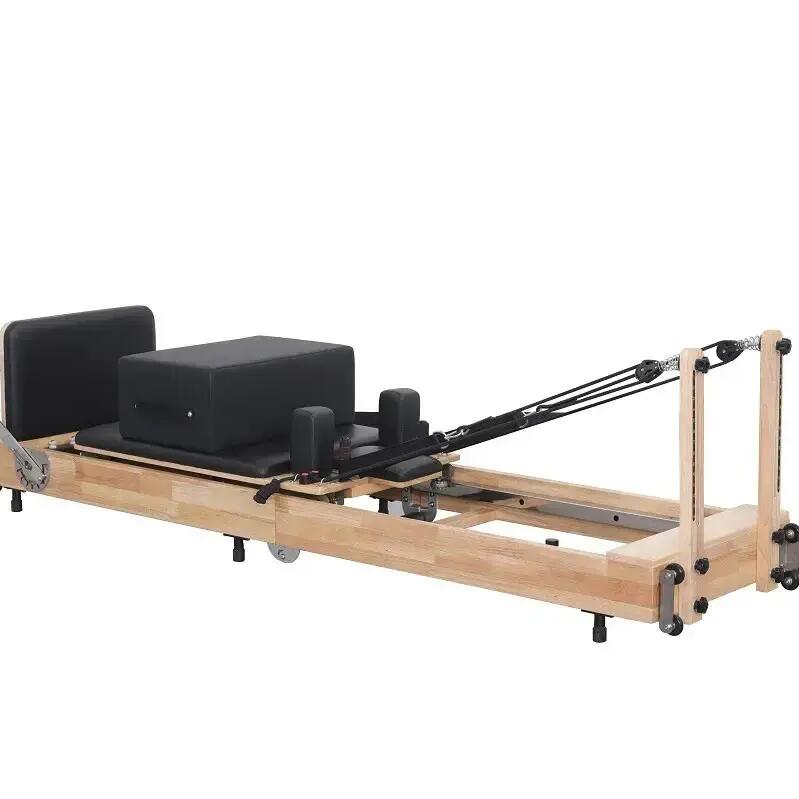 Skladací pilates reformer Sharp Shape s dubovým rámom.